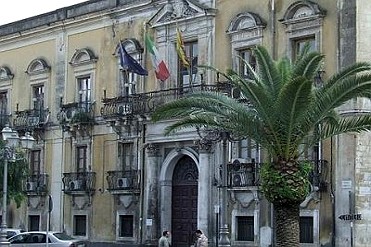 Palermo – Il 9 dicembre la Giunta regionale ha provveduto all’assegnazione ai vari dipartimenti dei fondi necessari per la concessione di contributi a Enti e Associazioni. L’importo complessivo ripartito è di 12 milioni 35 mila euro. La ripartizione è avvenuta secondo la seguente tabella:

