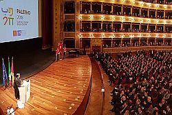 PALERMO. Palermo è ufficialmente la Capitale italiana della Cultura 2018. Al Teatro Massimo si è tenuta qualche giorno fa la cerimonia di apertura e la presentazione del programma di attività e manifestazioni che si svolgeranno lungo tutto l’anno. Ad aprire l’inaugurazione l’inno nazionale italiano intonato dal coro di voci bianche e dal coro arcobaleno. A 
