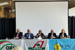 Palermo – Si è tenuto ai Cantieri Culturali un incontro unitario sull’invecchiamento attivo fortemente voluto da SPI, FNP e UIL e Pensionati, insieme alle loro associazioni per i diritti degli anziani, Auser, Anteas e ADA. Ha moderato l’incontro la Segretaria generale regionale FNP Cisl Rosaria Aquilone che subito presentato il Presidente regionale Anteas Giorgio Scirpa 
