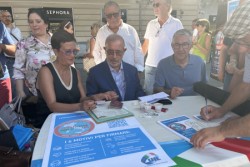 GRANDE AFFLUENZA IN PIAZZA VERDI A PALERMO PER RACCOLTA FIRME DELLA UIL SICILIA PENSIONATI PER REFERENDUM ABROGAZIONE LEGGE AUTONOMIA DIFFERENZIATA