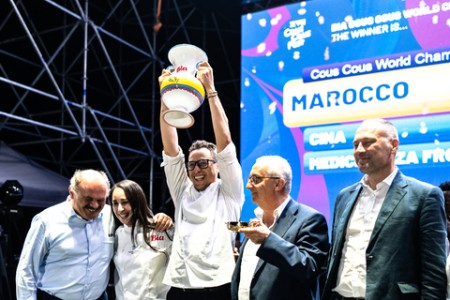 E’ il Marocco il paese vincitore del Bia cous cous World Championship, il Campionato del mondo di cous cous, l’evento centrale del Cous Cous Fest che ha messo a confronto, a San Vito Lo Capo, chef di 10 Paesi (Cina, Eritrea, Israele, Italia, Marocco, Medici Senza Frontiere, Palestina, Russia, Tunisia e Ucraina), all'insegna dello scambio tra culture nell’ambito del festival prodotto dall’agenzia Feedback e dal Comune di San Vito Lo Capo.  La coppia di chef Chaoui Hanae, chef imprenditrice che ha aperto a Milano La Medina, un bistrot specializzato in cucina e pasticceria marocchina, e Mourad Dakir, chef e titolare di Maison Touareg, il primo ristorante marocchino a Milano, si è imposta sul team cinese e quello di Medici senza Frontiere, arrivati in finale.  Il team del Marocco ha conquistato il palato della giuria tecnica, guidata dall’imprenditore Oscar Farinetti, con un cous cous tradizionale marocchino, un ricordo delle montagne dell’Alto Atlante. “La nostra ricetta è più di un semplice piatto – hanno detto Chaoui Hanae e Mourad Dakir - è un simbolo di famiglia, tradizione e gratitudine. Questo couscous racchiude i sapori genuini delle montagne dell’Alto Atlante, nella provincia del Haouz, dove ogni ingrediente è scelto con cura e preparato con amore”.  Gli chef sono stati premiati dal sindaco di San Vito Lo Capo, Francesco La Sala e da Francesco Formisano, Ceo di Bia cous cous, nell’ambito di un grande show sul palco in spiaggia che si è aperto con una sfilata di moda organizzata da Luca Lo Bosco di LLB Team all’insegna dello spirito della manifestazione. Trenta giovani studenti del corso di fashion design dell’Accademia di Belle Arti di Palermo, guidati da Sergio Daricello, docente del corso di design dell’Accademia, hanno proposto altrettante creazioni ispirate ai Paesi in gara al festival che hanno sfilato con la colonna sonora del dj set di Miriam Casa.  La serata è proseguita con gli interventi di Angelo Bulgarello, assessore al turismo del Comune di San Vito Lo Capo e di Marcello Orlando, ceo di Feedback, società organizzatrice della rassegna.    Alla squadra marocchina è andato anche il premio speciale Amadori per la valorizzazione del prodotto carne, consegnato dal presidente, Flavio Amadori e il premio tegamino d’oro Agnelli.     Due i premi speciali andati al team italiano, composto da Antonino Ingargiola, originario di Mazara del Vallo e chef del ristopub “Bik Bak” di San Vito lo Capo e Andrea Pellegrino, chef pasticcere al bar Oasi di Castelvetrano, con la ricetta dal titolo “Il ricordo” che si ispira ai ricordi della tradizione e della cultura siciliana: il premio UniCredit per la ricetta più sostenibile, consegnato da Vincenzo Evola, Responsabile rapporti con il territorio Sicilia di UniCredit e il premio per la ricetta più originale promosso da Conad, consegnato sul palco da Mauro Lusetti, Presidente nazionale di Conad.  La squadra di Medici Senza Frontiere, charity partner del festival, capitanata da Cesare Battisti, chef e oste del ristorante Ratanà a Milano, e composta dal suo sous chef Davide Politi e dallo chef senegalese Mbaye Mbow, ha conquistato il premio Electrolux per l’innovazione tecnologica nella cottura, consegnato da Giuseppe Pappalardo, chef dell’Electrolux Academy. La migliore presentazione del piatto Food Network, secondo la giuria tecnica, è stata quella degli chef della Cina: Giulia Liu, fondatrice e proprietaria di Gong Oriental Attitude, un ristorante di alta cucina cinese a Milano e Zuo Cuibing, maestro della cucina tradizionale cinese, premiati sul palco da Chiara Maci, volto di FoodNetwork.     La serata, presentata dai conduttori Rai, Federico Quaranta e Valentina Caruso, si è chiusa con il concerto in spiaggia di BigMama. In migliaia ad ascoltare la cantante nota per i suoi testi schietti e potenti, che affrontano temi come discriminazioni e omofobia, con un flow e giochi di parole estremi che colpiscono dritto al cuore. Il festival prosegue oggi, domenica 29 settembre, con cooking show, incontri e si chiuderà stasera alle ore 21 con lo spettacolo di musica e cabaret di Leonardo Fiaschi.